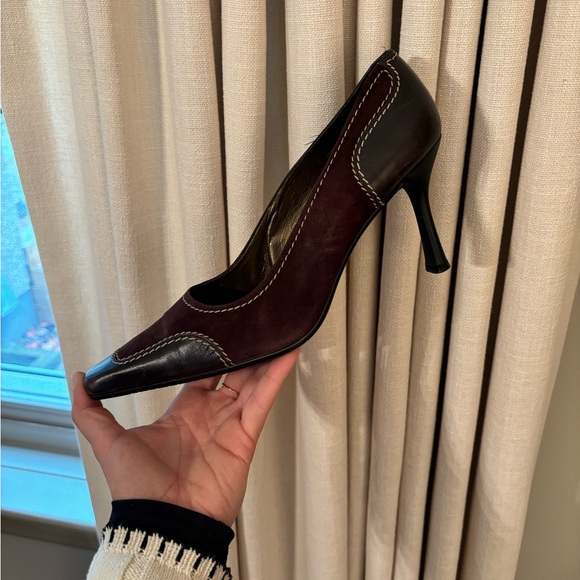 Stuart Weitzman brown suede and black leather pumps - Picture 2 of 3